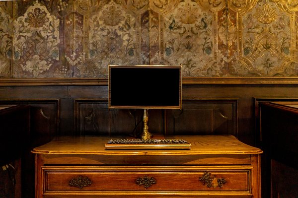 Comment intégrer des éléments de décoration baroque à une tenue contemporaine?