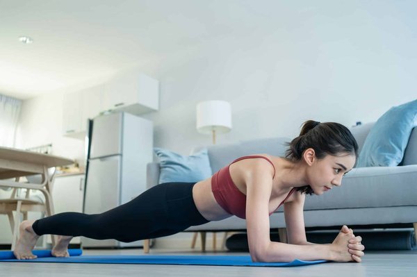 Quels exercices cardio peuvent être pratiqués à domicile sans équipement pour les femmes débutantes?