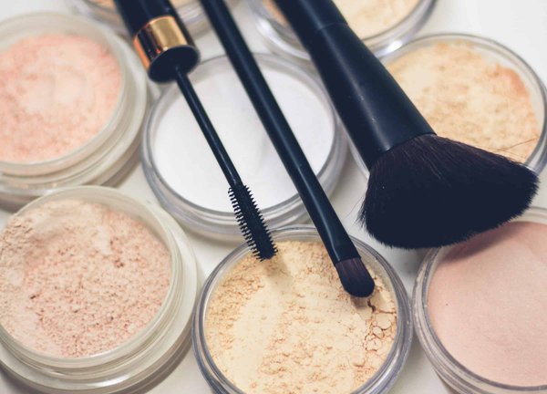 Comment réussir un maquillage de jour lumineux et naturel en moins de 10 minutes?