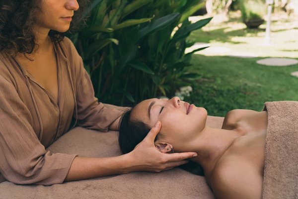 Comment associer des bijoux en cuivre avec une tenue d'automne sans surcharger l'ensemble?