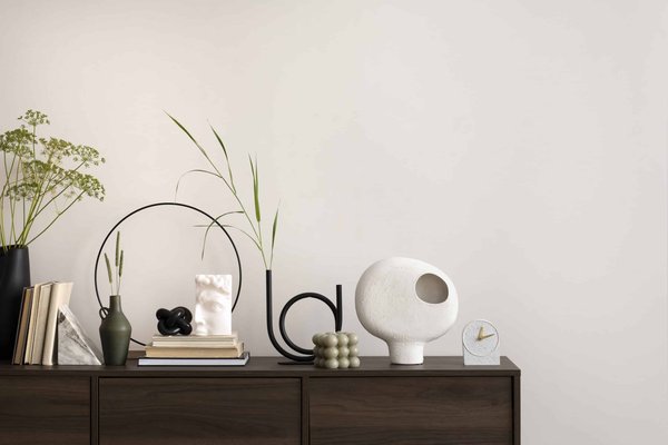 Comment harmoniser des bijoux en perles avec un ensemble tailleur-pantalon pour une réunion importante?