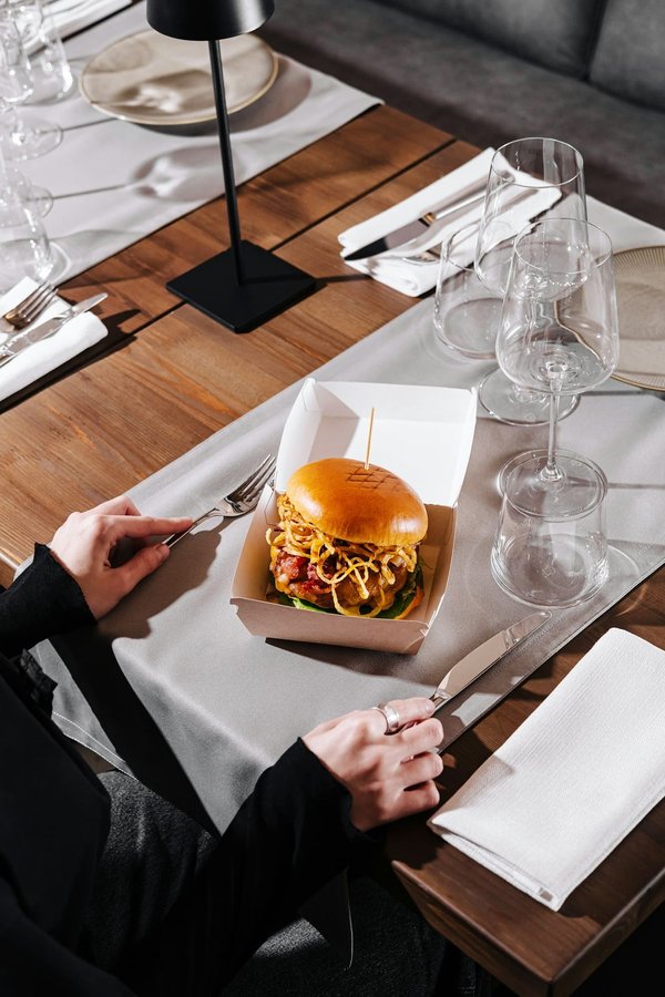 Quelle est la meilleure façon de choisir des vêtements pour un événement caritatif en soirée?